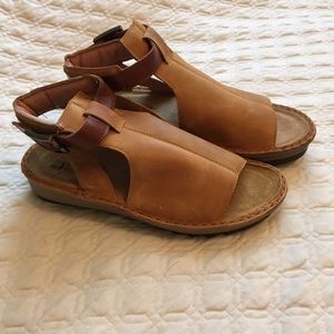 NWOB Naot tan wedge sandals